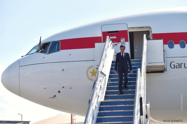 Jokowi tiba di bandara Jomo Kenyata International Airport pada pukul 15:12. Foto: Agus Suparto/Presidential Palace