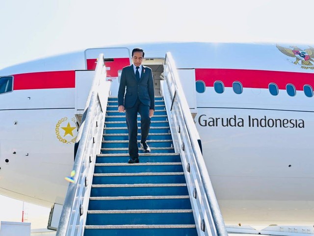 Presiden Joko Widodo tiba di Bandar Udara Internasional Jomo Kenyatta Nairobi, Republik Kenya Foto: Biro Pers Sekretariat Presiden