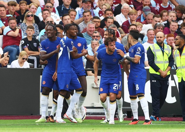 Carney Chukwuemeka dari Chelsea merayakan gol pertama mereka dengan rekan setimnya di Stadion London, London, Inggris. Foto: Matthew Childs/Reuters