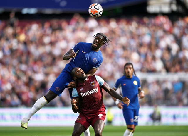 Axel Disasi Chelsea duel dengan Michail Antonio dari West Ham United di Stadion London, London, Inggris. Foto: Tony Obrien/Reuters