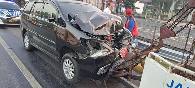 Penampakan Kijang Innova yang mengalami kecelakaan di tol JORR.  Foto: Twitter/@TMCPoldaMetro
