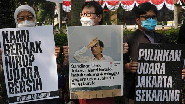 Sejumlah pegiat lingkungan memprotes buruknya kualitas udara DKI Jakarta di Balai Kota, Rabu (16/08) lalu.