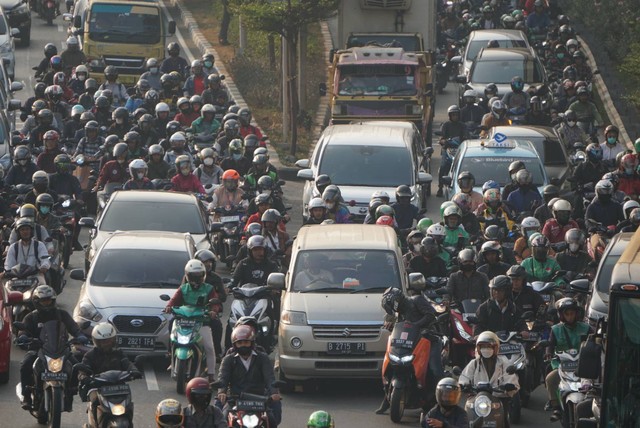 Suasana lalu lintas di kawasan MT Haryono saat penerapan work from home (WFH) 50 persen untuk ASN Jakarta diterapkan, Senin (21/8). Foto: Iqbal Firdaus/kumparan