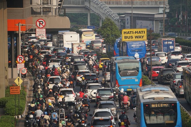 Suasana lalu lintas di kawasan MT Haryono saat penerapan work from home (WFH) 50 persen untuk ASN Jakarta diterapkan, Senin (21/8). Foto: Iqbal Firdaus/kumparan