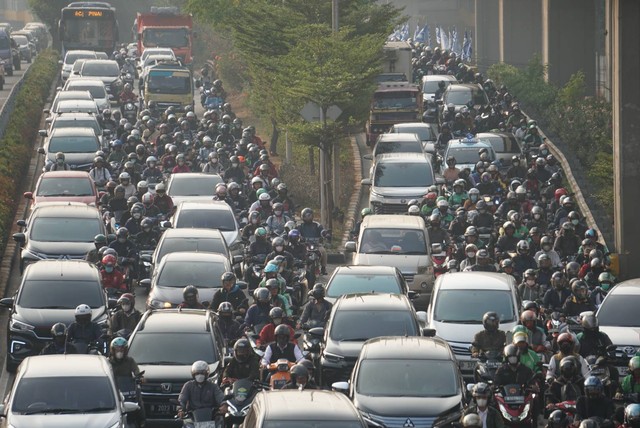 Suasana lalu lintas di kawasan MT Haryono saat penerapan work from home (WFH) 50 persen untuk ASN Jakarta diterapkan, Senin (21/8). Foto: Iqbal Firdaus/kumparan