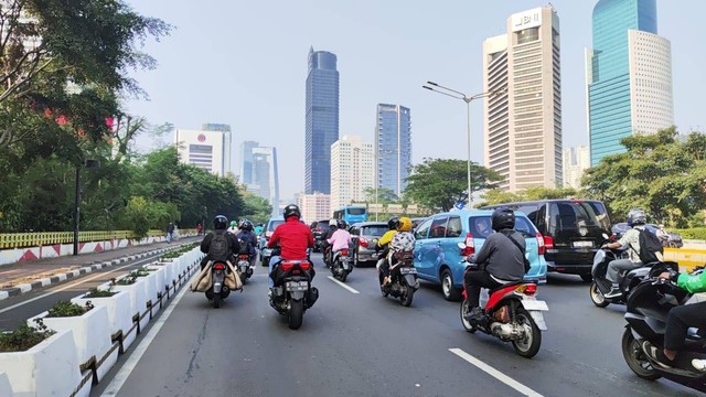 Suasana Jalan MH Thamrin-Jenderal Sudirman pada Senin (21/8). Foto: Jonathan Devin/kumparan