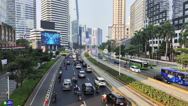 Kondisi Jalan Sudirman-Thamrin Di Hari Pertama 50% ASN Pemprov DKI WFH ...