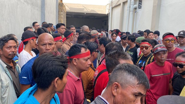 Ratusan massa Aliansi Masyarakat Sintang Peduli Generasi Muda yang kembali meminta karaoke di Hotel My Home ditutup permanen. Foto: Yusrizal/Hi!Pontianak