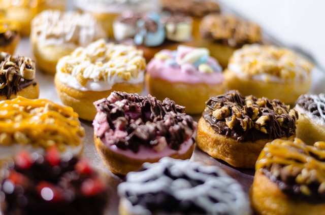  Ilustrasi Cara Buat Donat Lembut, Foto Unsplash/Frederick Medina