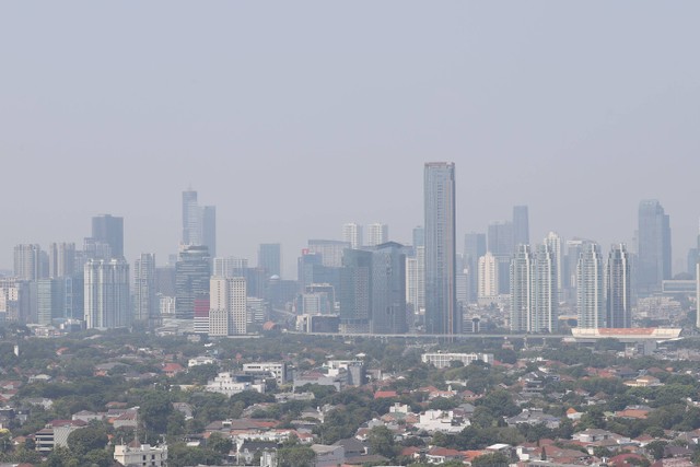 Foto kondisi polusi udara Jakarta pada pukul 10:15 WIB pada Jumat (18/8/2023). Foto: Jamal Ramadhan/kumparan