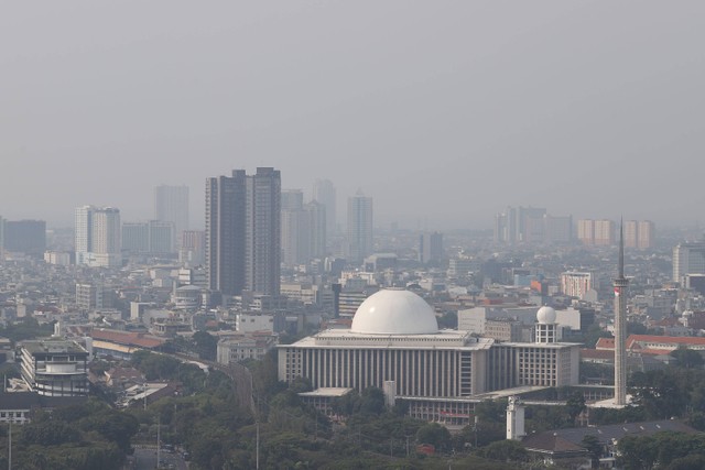 Foto kondisi polusi udara Jakarta pada pukul 14:45 WIB pada Jumat (18/8/2023).  Foto: Jamal Ramadhan/kumparan