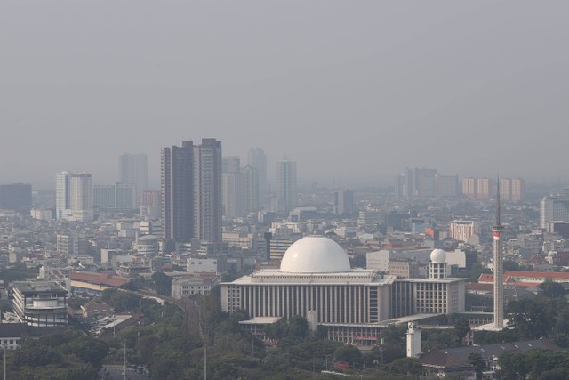 Foto kondisi polusi udara Jakarta pada pukul 15:15 WIB pada Jumat (18/8/2023).  Foto: Jamal Ramadhan/kumparan