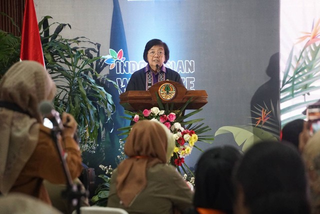 Menteri Lingkungan Hidup dan Kehutanan Republik Indonesia, Siti Nurbaya Bakar menghadiri acara Forum Group Discussion Penemuan Spesies Baru Tumbuhan dan Satwa Liar di Kementerian LHK, Jakarta, Senin (21/8). Foto: Iqbal Firdaus/kumparan
