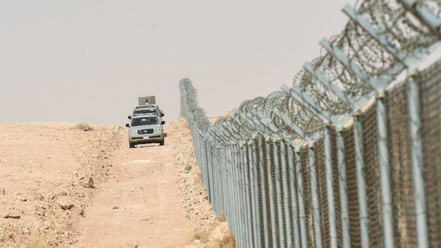 Kendaraan penjaga perbatasan Saudi berpatroli di pagar yang memisahkan Arab Saudi dan Irak, di daerah sekitar kota Arar di sepanjang perbatasan Saudi-Irak pada 12 Maret 2017. Foto: AFP / Fayez Nureldine