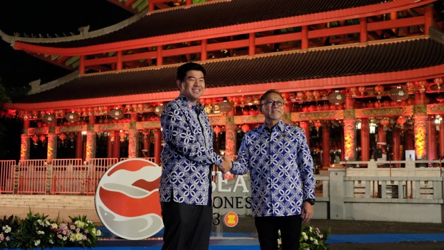 Mendag RI Zulkifli Hasan menyambut kedatangan pejabat ekonomi senior dan para menteri keanggotaan ASEAN pada acara ASEAN Econom ic Ministers (AEM) Meeting ke-55 yang digelar di Kompleks Sam Poo Kong, Semarang, Jawa Tengah, Minggu (20/8) malam. Foto: Kemendag RI