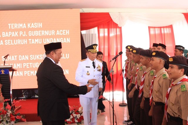 Pj Gubernur Aceh didampingi Plh. Kakanwil Kemenkumham Aceh menyerahkan remisi HUT RI ke 78 kepada warga binaan pemasyarakatan di Lapas Kelas IIA Banda Aceh