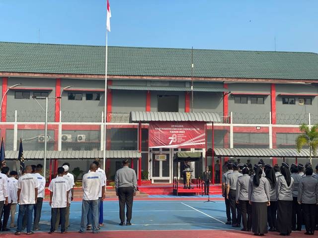 Lapas Kelas IIB Banjarbaru melaksanakan Upacara Peringatan Hari Kementerian Hukum dan HAM Republik Indonesia Ke-78 Tahun 2023 bertempat di Lapangan Lapas Banjarbaru.