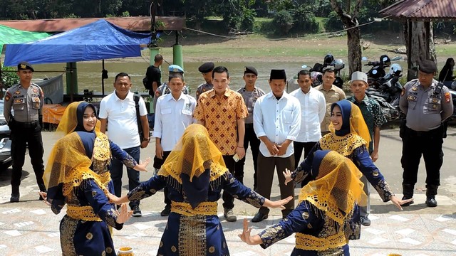 Kedatangan Daniel Johan ke Keraton Kusuma Negara Sekadau disambut dengan tarian. Foto: Dina Mariana/Hi!Pontianak