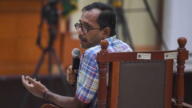 Terdakwa Direktur Lokataru Haris Azhar (kanan) berbincang dengan kuasa hukumnya saat akan mengikuti sidang lanjutan di Pengadilan Negeri (PN) Jakarta Timur, Senin (21/8). Foto: ANTARA FOTO/M Risyal Hidayat