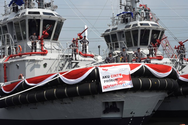 Prajurit TNI AL berdiri di atas Kapal Harbour Tug saat upacara serah terima dari PT Noahtu Shipyard kepada TNI AL di galangan kapal PT Noahtu Shipyard, Tanjung Priok, Jakarta, Senin (21/8/2023). Foto: Indrianto Eko Suwarso/ANTARA FOTO