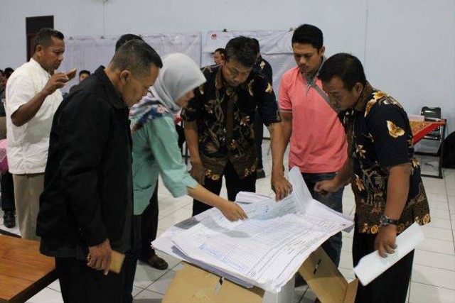 Pengawas Pemilu melakukan pengawasan saat Rekapitulasi Penghitungan dan Perolehan Suara Pada Pemilu 2019 di tingkat KPU Kabupaten. (Foto/Sugie-dok Pribadi)