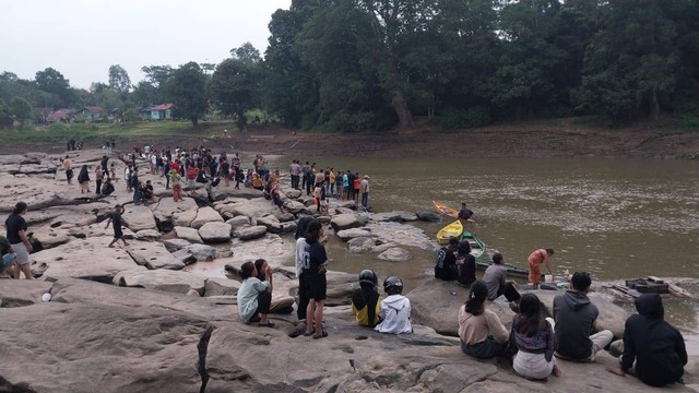 Batu Tinggi yang muncul saat Sungai Sekadau surut. Foto: Dina Mariana/Hi!Pontianak