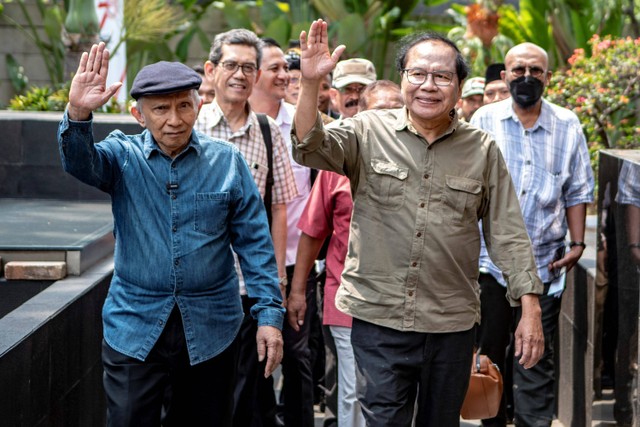 Mantan Menteri Koordinator Bidang Maritim dan Sumber Daya Indonesia Rizal Ramli (kanan) bersama Ketua Majelis Syuro Partai Ummat Amien Rais (kiri) yang tergabung dalam Koalisi Perbaikan Indonesia (KPI) mendatangi Gedung KPK. Foto: Muhammad Adimaja/Antara Foto