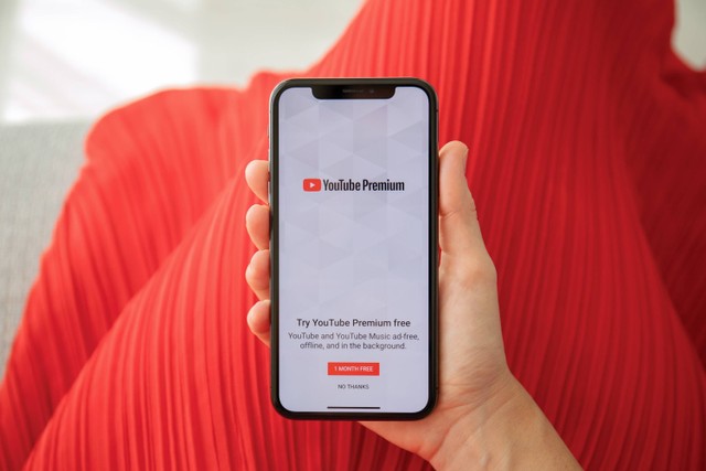 Ilustrasi YouTube Premium, layanan berbayar YouTube tanpa iklan. Foto: Shutterstock