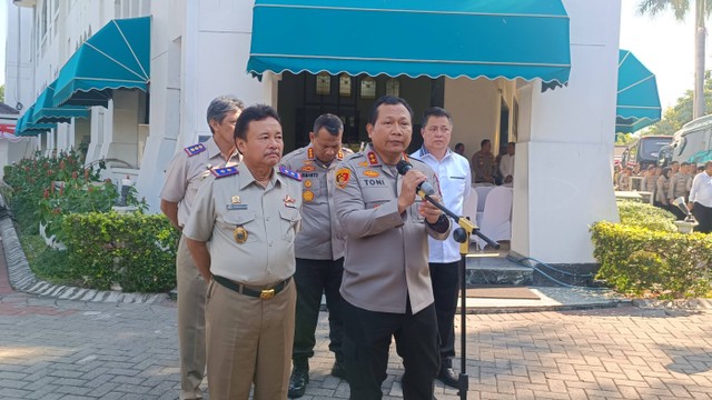 Kapolda Jatim, Irjen Pol Toni Hermanto meninjau gedung Graha Wismilak di Jalan Raya Darmo nomor 36-38, Surabaya yang disita oleh Dirreskrimsus Polda Jatim, Senin (21/8/2023). Foto: Farusma Okta Verdian/kumparan