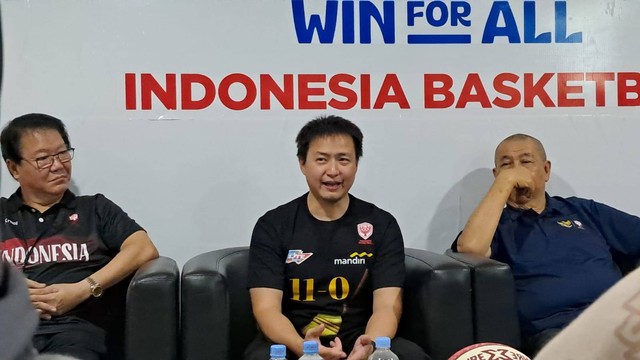 Manajer Timnas Basket Putri Indonesia, Christopher Tanuwidjaja (tengah). Foto: Katondio Bayumitra Wedya/kumparan