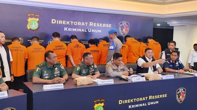 Jumpa pers pengungkapan kasus jual beli senjata api ilegal di Polda Metro Jaya, Senin (21/8/2023). Foto: Jonathan Devin/kumparan