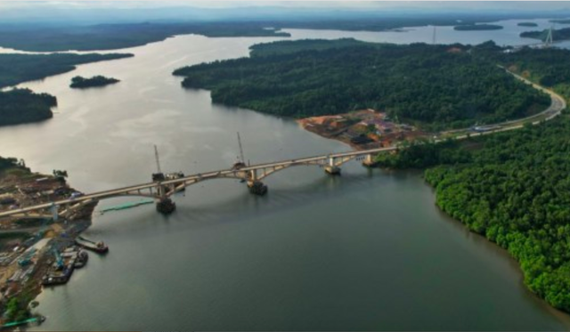 Jembatan Pulau Balang melintasi Teluk Balikpapan, menghubungkan Kota Balikpapan dan Kabupaten Penajam Paser Utara. Foto: Dok. Kementerian PUPR