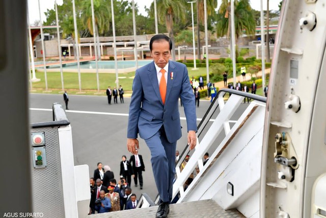 Jokowi take off di Bandara Jomo Kenyata International Airport menuju Bandara Internasional Julius Nyerere di Tanzania. Foto: Agus Suparto/Presidential Palace