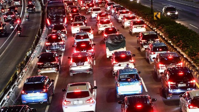 Kendaraan terjebak macet di Jalan Gatot Subroto, Jakarta, Senin (21/8/2023). Foto: Galih Pradipta/Antara Foto