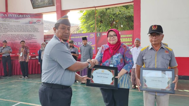 Terus Bersinergi, Lapas Batang Berikan Piagam Penghargaan kepada Bank BJB