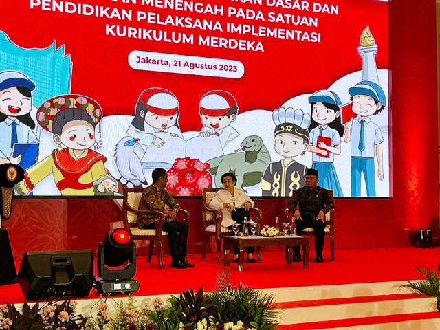 Sosialisasi buku teks utama pendidikan Pancasila di The Tribrata, Jakarta Selatan, Senin (21/8/2023). Foto: Haya Syahira/kumparan