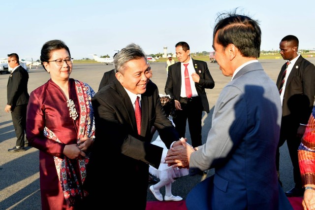 Presiden Jokowi disambut oleh Dubes RI di Tanzania Bapak Duta Besar Tri  Yogo Jatmiko. Foto: Agus Suparto/Presidential Palace