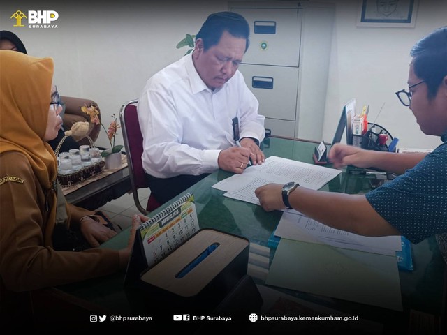 dok. Humas BHP Surabaya/Kepala BHP Surabaya laksanakan penandatanganan akta jual beli harta pailit PT. RRI