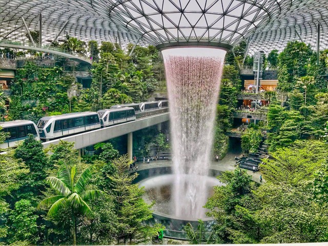  HSBC Rain Vortex di Jewel Changi Airport yang memukau. Foto: Dok. Istimewa