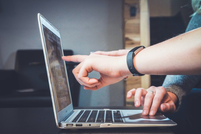 Ilustrasi Cara Kerja Asuransi, Foto: Unsplash/John Schnobrich