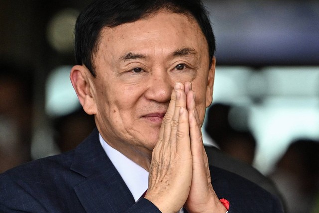 Mantan Perdana Menteri Thailand Thaksin Shinawatra tiba untuk menyambut para pendukungnya setelah mendarat di bandara Don Mueang Bangkok pada 22 Agustus 2023. Foto: Lillian Suwanrumpha/AFP