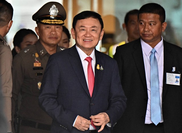 Mantan Perdana Menteri Thailand Thaksin Shinawatra tiba untuk menyambut para pendukungnya setelah mendarat di bandara Don Mueang Bangkok pada 22 Agustus 2023. Foto: Lillian Suwanrumpha/AFP