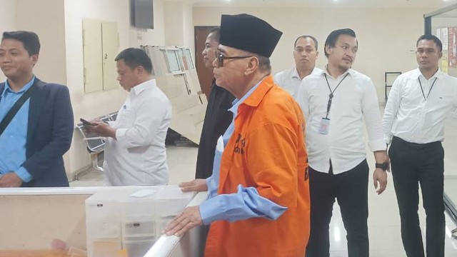Penampilan Panji Gumilang saat berbaju tahanan sedang diperiksa penyidik Bareskrim. Foto: Dok. Istimewa