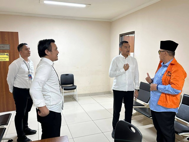 Penampilan Panji Gumilang saat berbaju tahanan sedang diperiksa penyidik Bareskrim. Foto: Dok. Istimewa