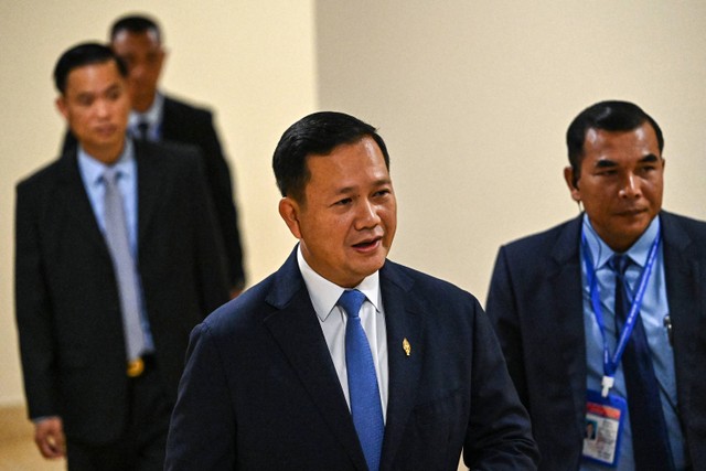 Perdana Menteri Kamboja yang ditunjuk Hun Manet (tengah) tiba untuk menghadiri pertemuan parlemen di gedung Majelis Nasional di Phnom Penh pada 22 Agustus 2023.  Foto: Tang Chhin Sothy / AFP