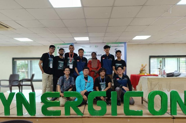 Tim Spektronics ITS bersama salah seorang panitia sekaligus juri (baju oranye) di sela ajang Synergicon Southern Asia Region Chem-E-Car Competition di India. dok: ITS