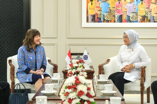 Menteri Ketenagakerjaan Ida Fauziyah bersama Ketum APINDO Shinta Kamdani saat menerima audiensi pengurus baru DPP APINDO di Kementerian Ketenagakerjaan, Jakarta, Senin (21/8/2023). Dok Kemnaker
