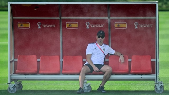 Presiden Federasi Sepak Bola Kerajaan Spanyol (RFEF) Luis Rubiales menghadiri sesi latihan Spanyol di tempat latihan Universitas Qatar di Doha pada 19 November 2022, menjelang turnamen sepak bola Piala Dunia Qatar 2022. Foto: Avier Soriano / AFP