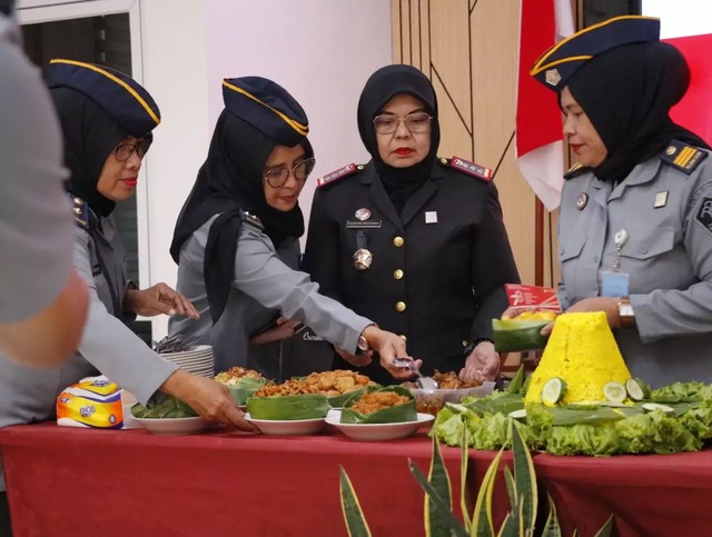 Bentuk Syukur, BHP Semarang Potong Tumpeng Di Hari Lahir Kemenkumham Ke-78 (1)