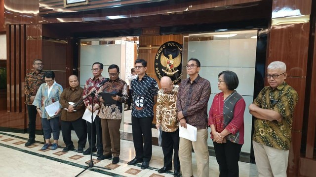 Menkopolhukam Mahfud MD dan Tim Reformasi Hukum rampungkan rekomendasi untuk dilaporkan ke Presiden Jokowi, Selasa (22/8). Dok Annisa T Foto: Annisa Thahira Madina/kumparan